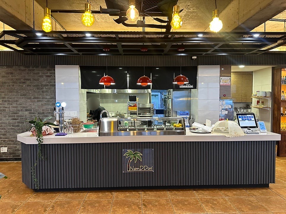 Open kitchen counter at the entrance of Namttori, Aewol